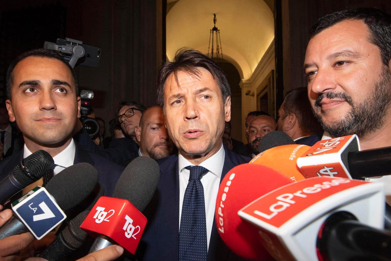 Der stellvertretende Ministerpräsident und Arbeits- und Industrieminister Luigi Di Maio (l-r), der italienische Premierminister Giuseppe Conte und der stellvertretende italienische Ministerpräsident und Innenminister Matteo Salvini: Italien hat seinen Haushaltsplan für 2019 vorgestellt.