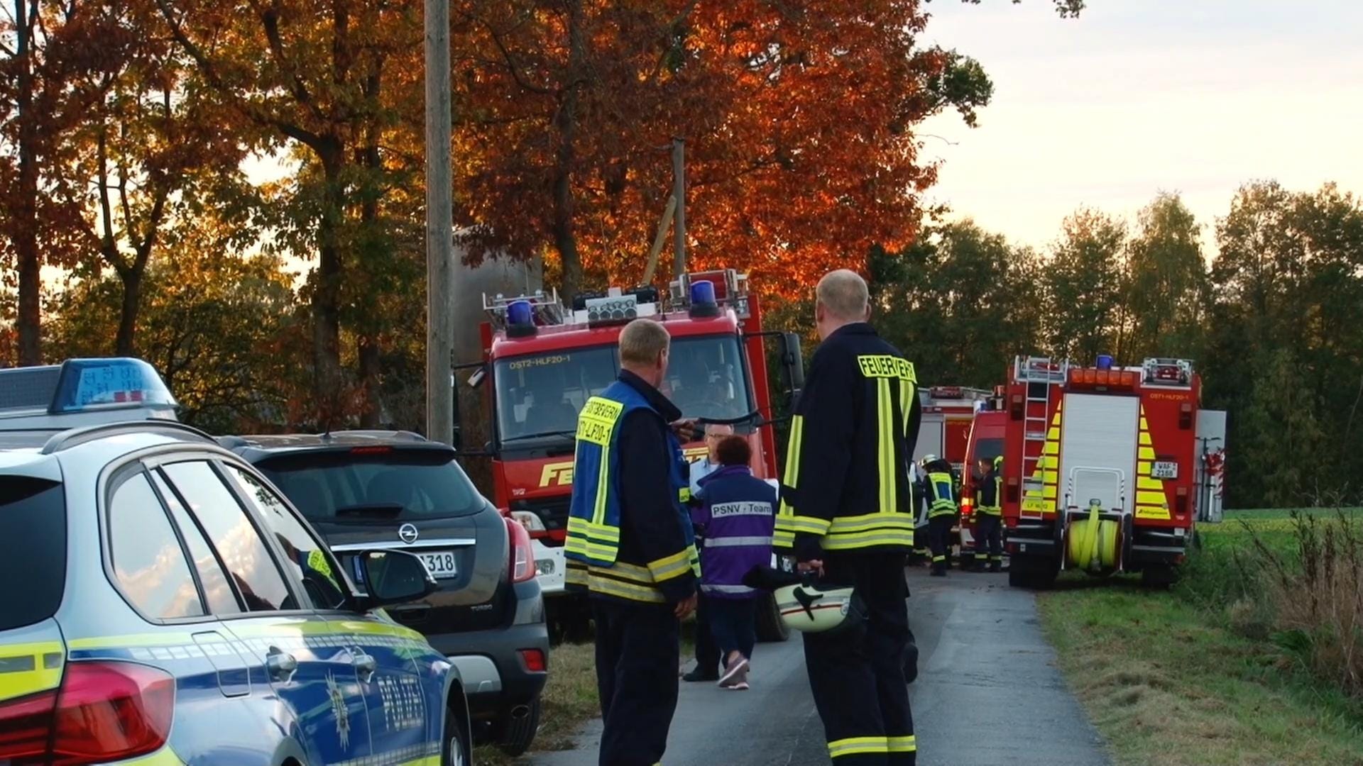 Rettungskräfte stehen an der Unfallstelle: Beim Rangieren mit seinem Transporter auf einem Hof hat hier ein Mann seinen kleinen Sohn überfahren.