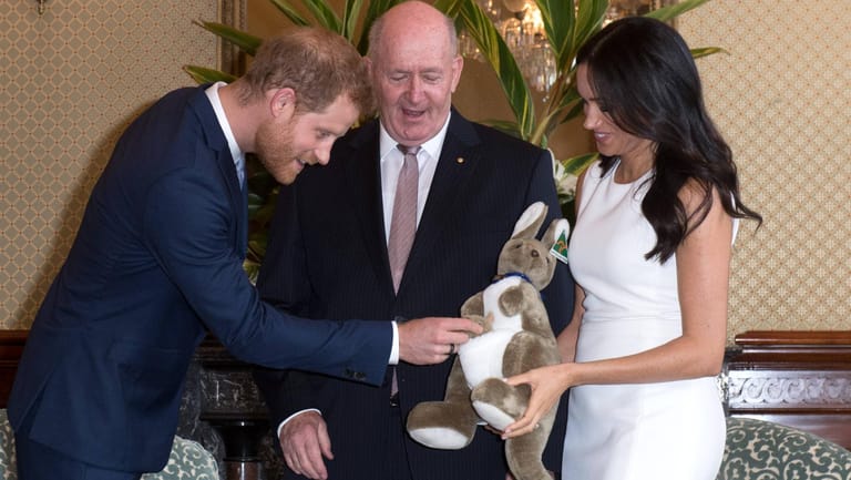 Geschenke für den Nachwuchs: Prinz Harry und die schwangere Herzogin Meghan nehmen erste Präsente entgegen.