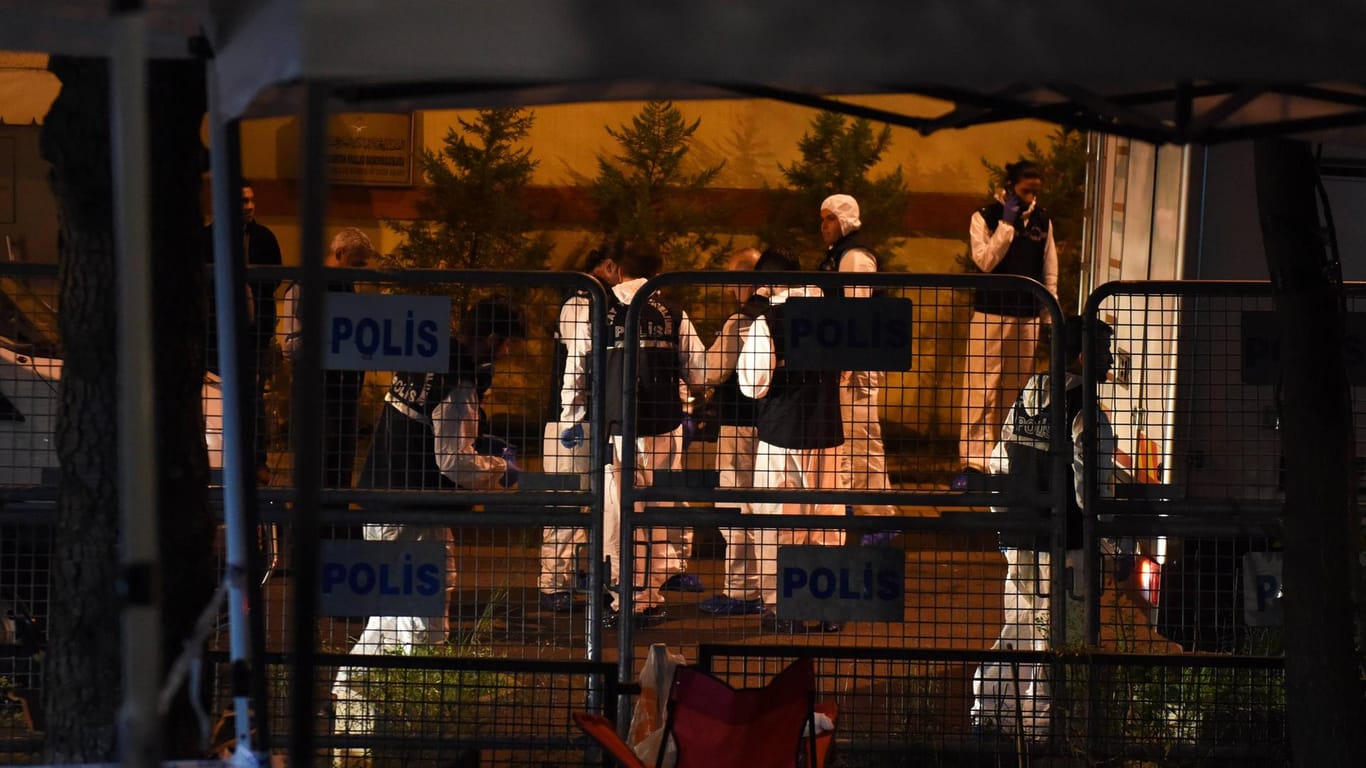 Türkische Polizisten durchsuchen das Konsulat: Neun Stunden hielten sich die Ermittler auf dem Gelände auf.