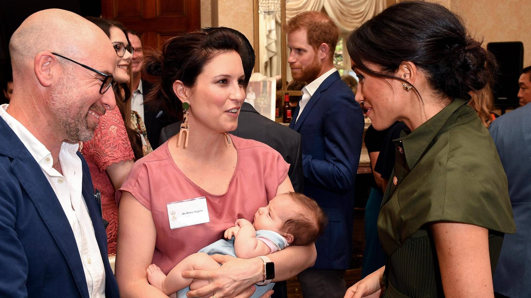 Im Gespräch: Meghan plaudert mit Missy Higgins und himmelt das Baby der Sängerin an.