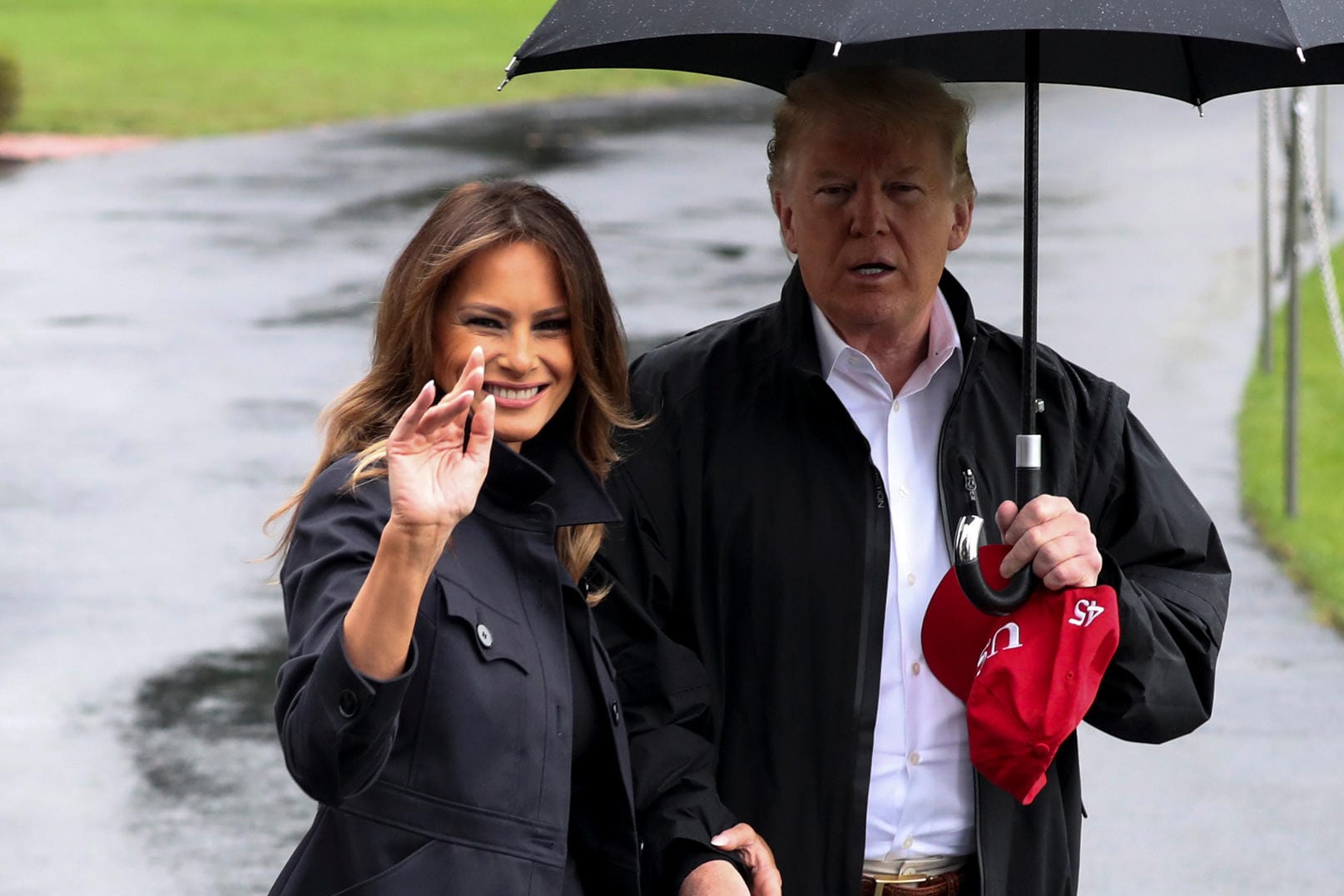 Donald Trump mit Ehefrau Melania: Eine Dating-App für Fans des US-Präsidenten wird am ersten Tag von einem Datenskandal erschüttert.