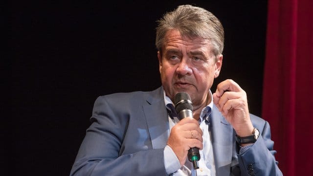 Der frühere SPD-Chef Sigmar Gabriel ermahnt seine Partei nicht auf ein rasches Ende der großen Koalition zu setzen. Der frühere SPD-Chef Sigmar Gabriel ermahnt seine Partei nicht auf ein rasches Ende der großen Koalition zu setzen.