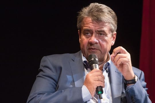 Der frühere SPD-Chef Sigmar Gabriel ermahnt seine Partei nicht auf ein rasches Ende der großen Koalition zu setzen.