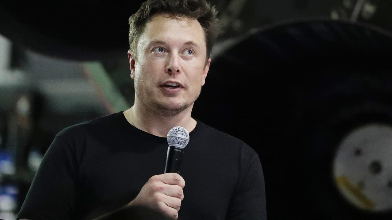 Elon Musk: Der Tech-Milliardär tüftelt offenbar in größerem Stil daran, die Bordcomputer in Teslas Elektroautos zu Videospielkonsolen umzurüsten.