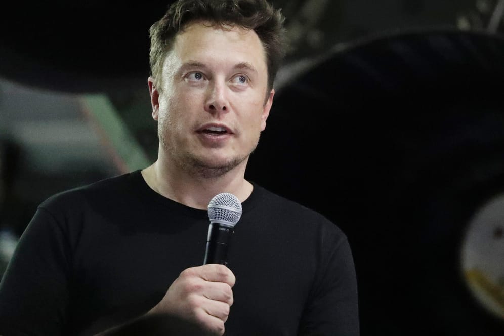 Elon Musk: Der Tech-Milliardär tüftelt offenbar in größerem Stil daran, die Bordcomputer in Teslas Elektroautos zu Videospielkonsolen umzurüsten.