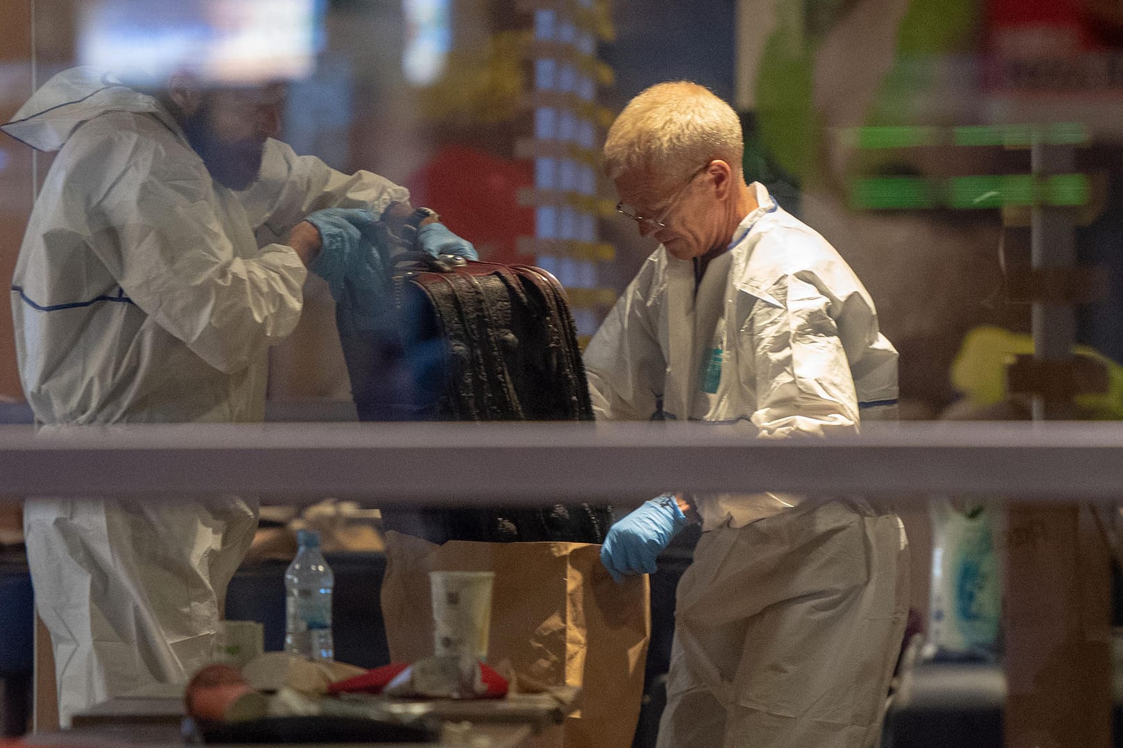 Forensiker der Spurensicherung am Tatort: Nach der Geiselnahme haben Ermittler nun auch eine Durchsuchung durchgeführt.