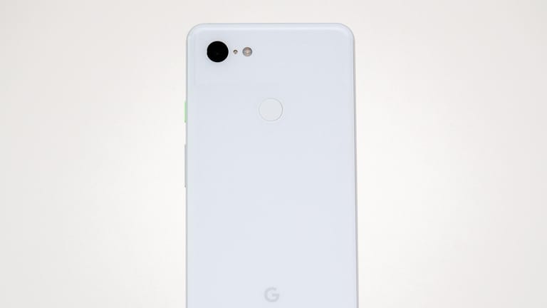 Rückseite des Google Pixel 3 XL: Angeraute Oberfläche und Fingerabdrucksensor