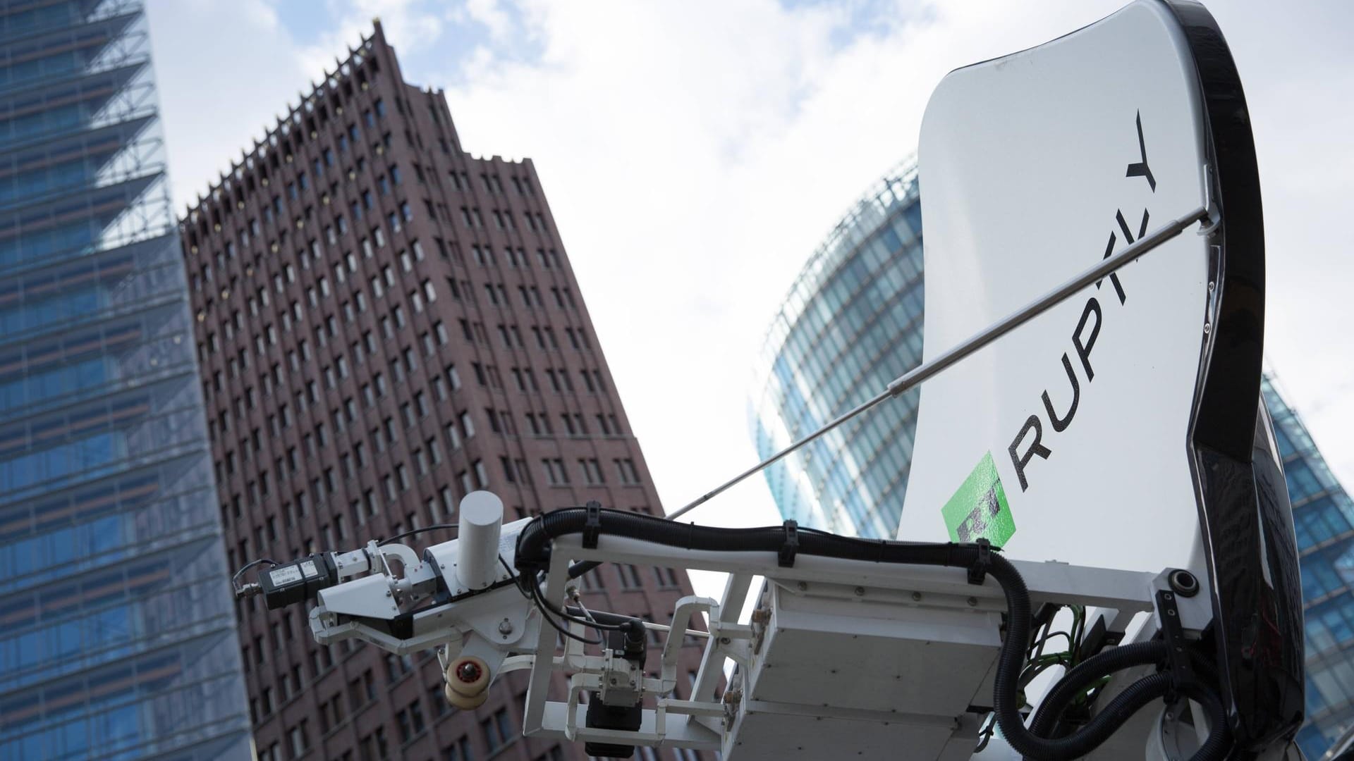 Ein Übertragungswagen des Senders RT Ruptly steht am Potsdamer Platz in Berlin. Ganz in der Nähe ist der Sitz der russischen Videoagentur in der Lennéstraße mit rund 100 Mitarbeitern.