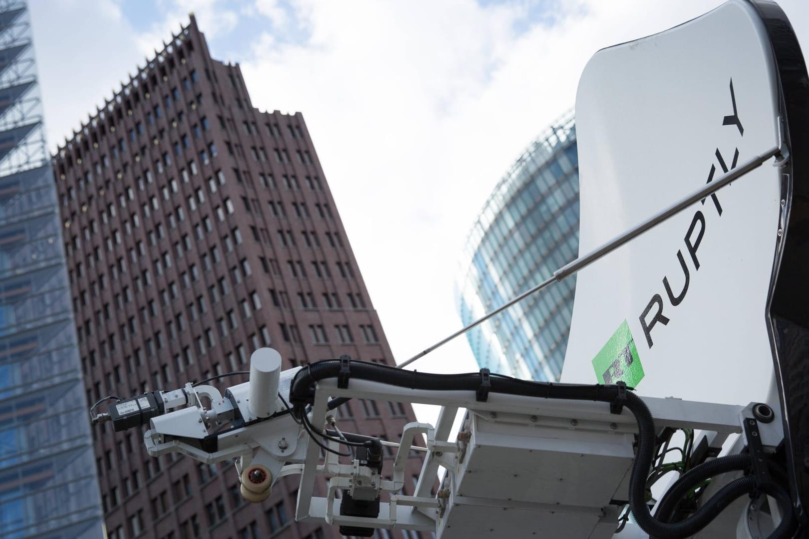 Ein Übertragungswagen des Senders RT Ruptly steht am Potsdamer Platz in Berlin. Ganz in der Nähe ist der Sitz der russischen Videoagentur in der Lennéstraße mit rund 100 Mitarbeitern.