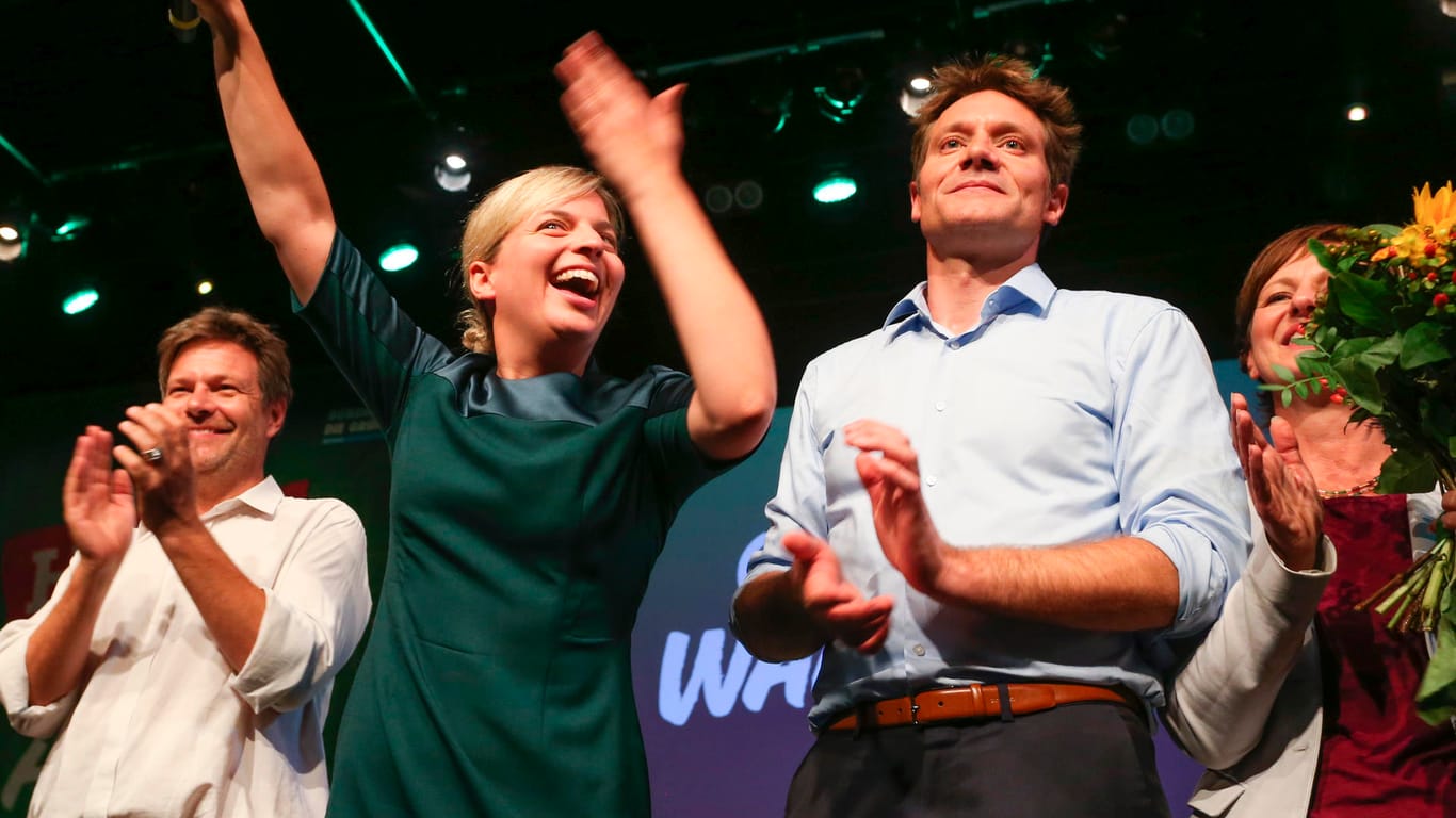 Die bayerischen Spitzenkandidaten Katharina Schulze und Ludwig Hartmann feiern ihr Ergebnis: Die Deutschen sehen die Grünen mehrheitlich als größter Gewinner der Landtagswahl in Bayern.