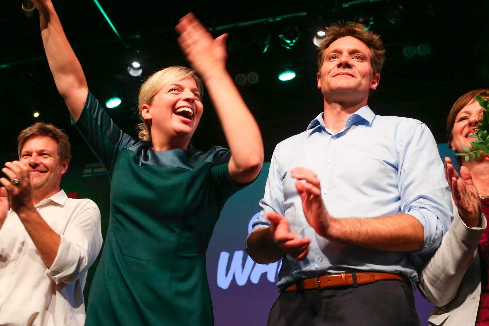 Die bayerischen Spitzenkandidaten Katharina Schulze und Ludwig Hartmann feiern ihr Ergebnis: Die Deutschen sehen die Grünen mehrheitlich als größter Gewinner der Landtagswahl in Bayern.