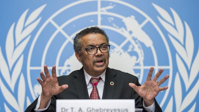 Tedros Adhanom Ghebreyesus, Generaldirektor der Weltgesundheitsorganisation (WHO), hat den Krisenausschuss wegen der zahlreichen Ebola-Fälle im Kongo einberufen. Tedros Adhanom Ghebreyesus, Generaldirektor der Weltgesundheitsorganisation (WHO), hat den Krisenausschuss wegen der zahlreichen Ebola-Fälle im Kongo einberufen.