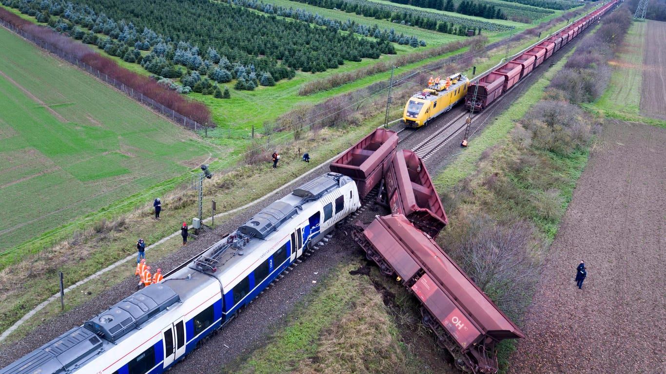 Die Unfallstelle in Meerbusch nach dem Zugunglück: Im Dezember war ein Regional-Express auf der Strecke von Köln nach Krefeld auf einen stehenden Güterzug geprallt. (Archivbild)