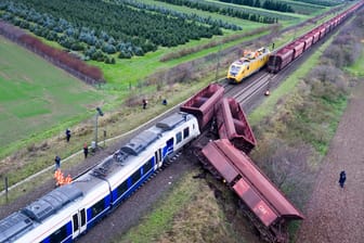 Die Unfallstelle in Meerbusch nach dem Zugunglück: Im Dezember war ein Regional-Express auf der Strecke von Köln nach Krefeld auf einen stehenden Güterzug geprallt. (Archivbild)