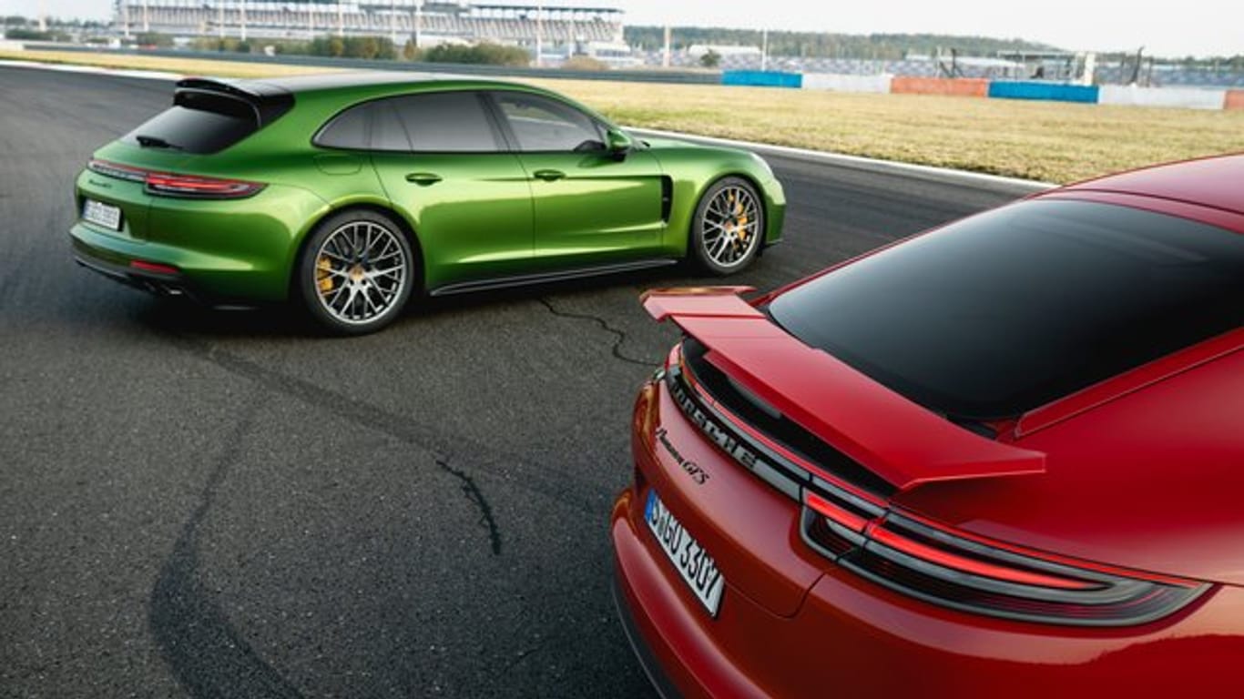 Porsche bringt noch in diesem Jahr den Panamera GTS mit Schrägheck (rot) und das Schwestermodell GTS Sport Turismo mit großer Heckklappe (grün) in den Handel.