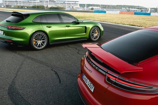 Porsche bringt noch in diesem Jahr den Panamera GTS mit Schrägheck (rot) und das Schwestermodell GTS Sport Turismo mit großer Heckklappe (grün) in den Handel.