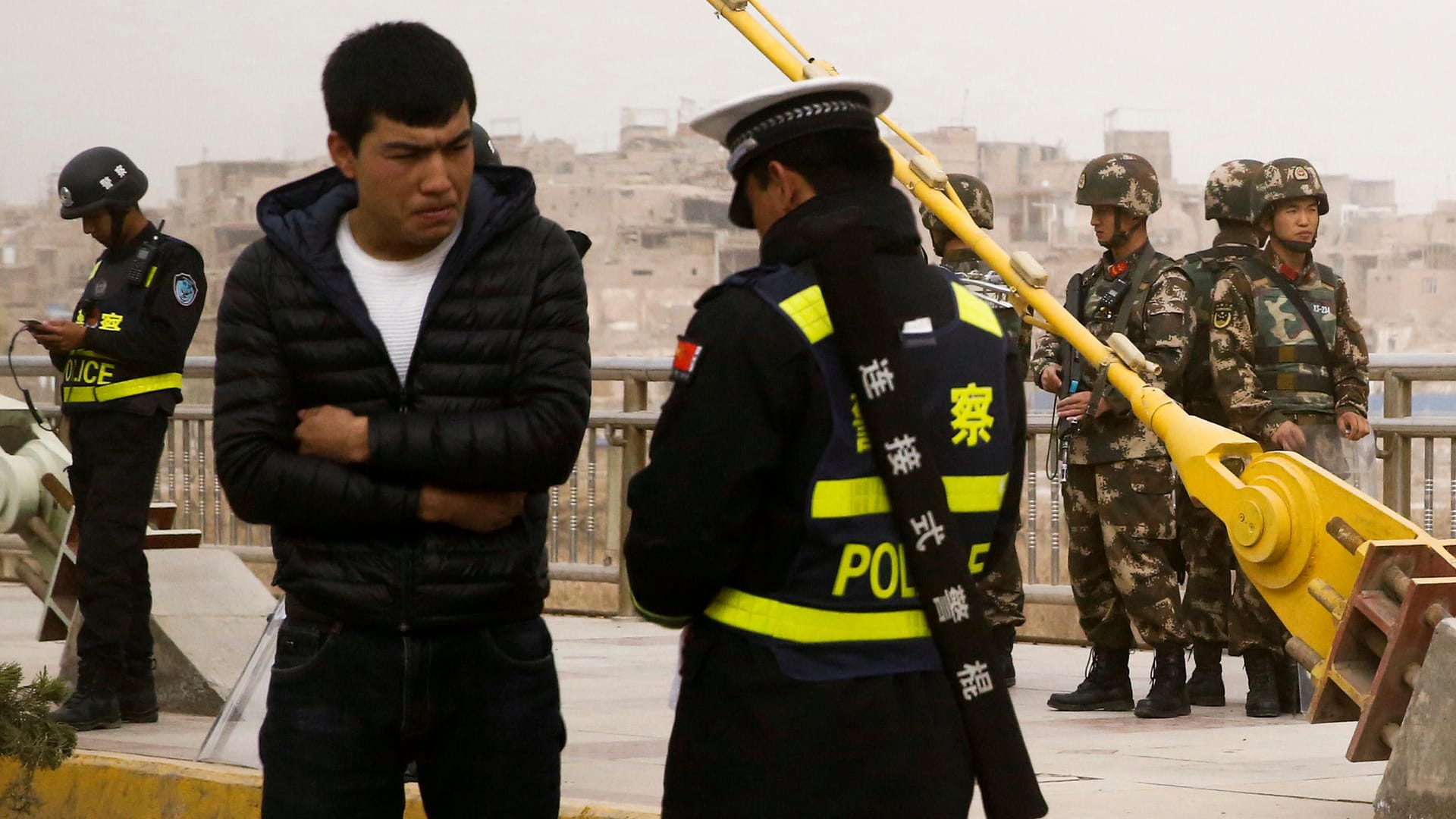 Ein Polizist kontrolliert einen Mann in der unruhigen Region Xinjiang in China: 2009 eskalierte die Situation zwischen Uiguren und Han-Chinesen in der Region. (Archivbild)