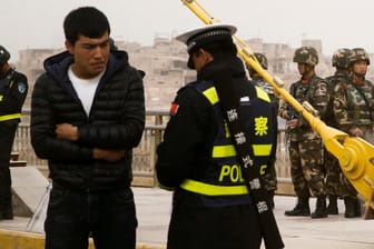 Ein Polizist kontrolliert einen Mann in der unruhigen Region Xinjiang in China: 2009 eskalierte die Situation zwischen Uiguren und Han-Chinesen in der Region. (Archivbild)
