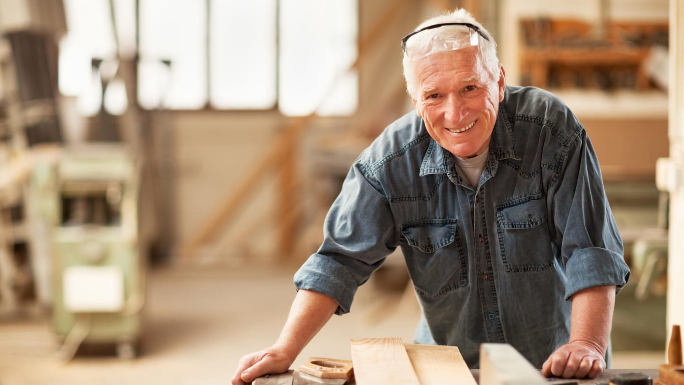 Tischler im Rentenalter: Viele Senioren haben Spaß bei der Arbeit. (Symbolbild)