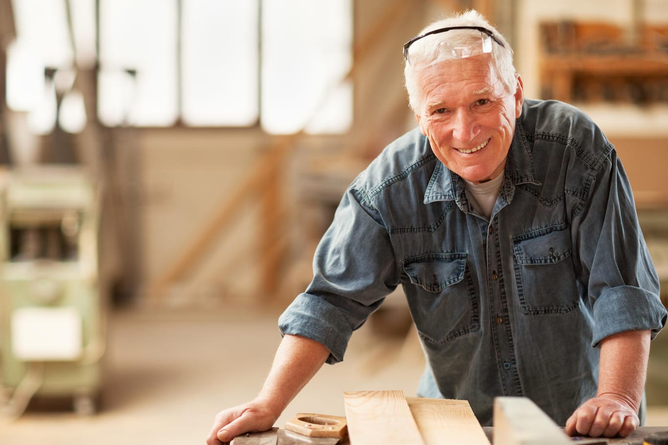 Tischler im Rentenalter: Viele Senioren haben Spaß bei der Arbeit. (Symbolbild)