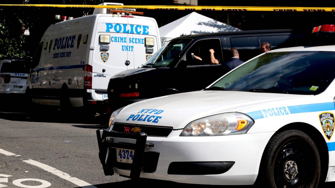 Autos der Polizei in New York City: Dass es an diesem Wochenende keine Schießerei gab, entspricht allerdings nicht dem allgemeinen Trend. (Symbolbild)