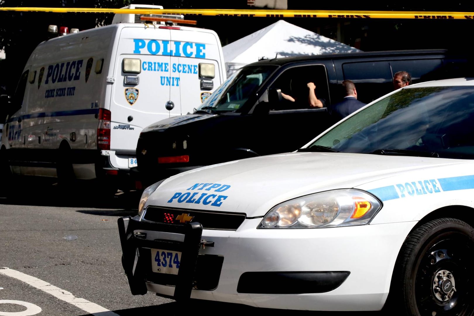 Autos der Polizei in New York City: Dass es an diesem Wochenende keine Schießerei gab, entspricht allerdings nicht dem allgemeinen Trend. (Symbolbild)