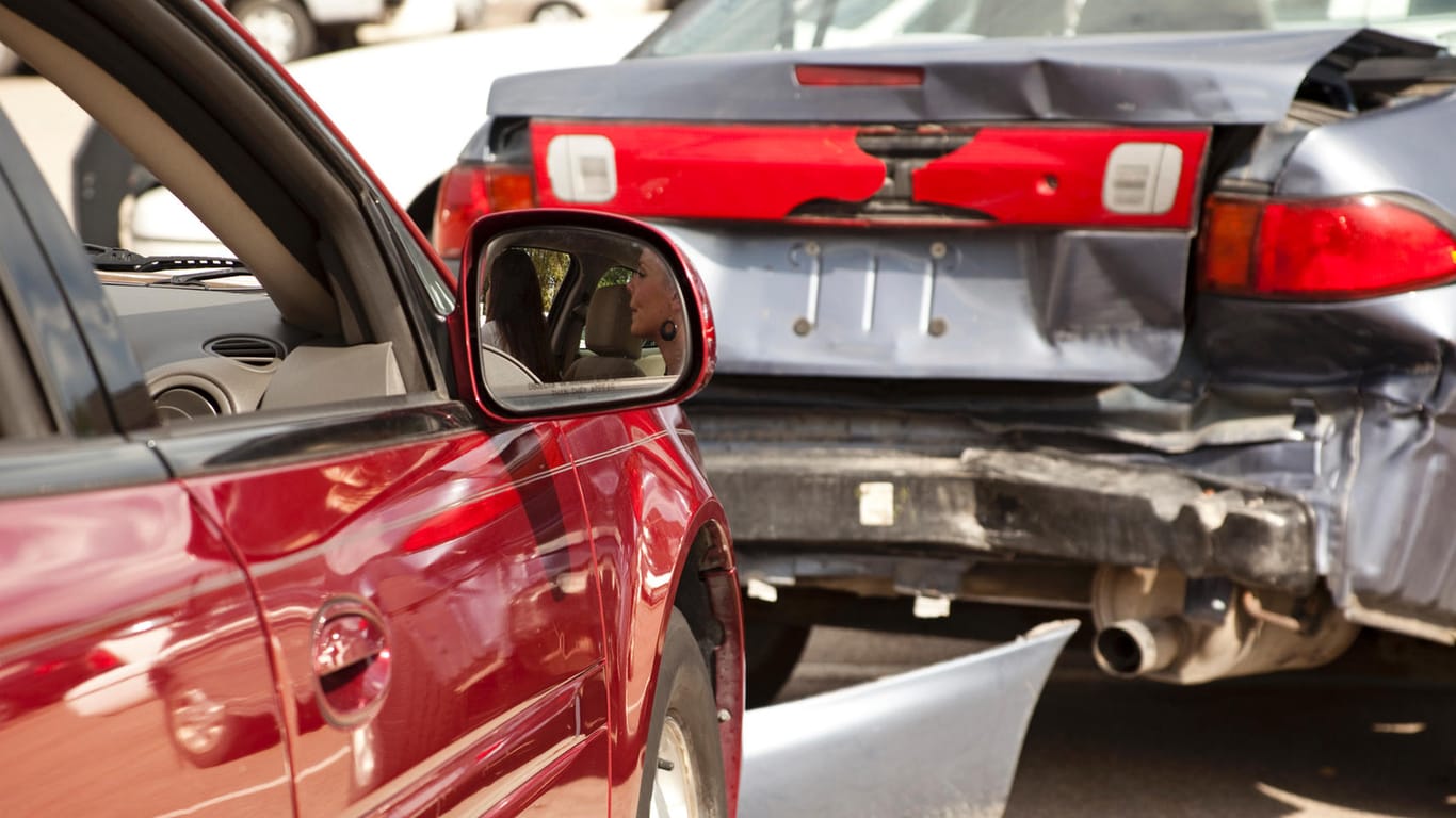 Autounfall: Kfz-Besitzer müssen sich mindestens mit einer Kfz-Haftpflichtversicherung absichern. Um bei selbstverschuldeten Unfällen abgesichert zu sein, greift zur Vollkaskoversicherung.