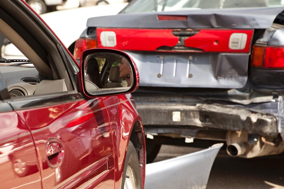 Autounfall: Kfz-Besitzer müssen sich mindestens mit einer Kfz-Haftpflichtversicherung absichern. Um bei selbstverschuldeten Unfällen abgesichert zu sein, greift zur Vollkaskoversicherung.