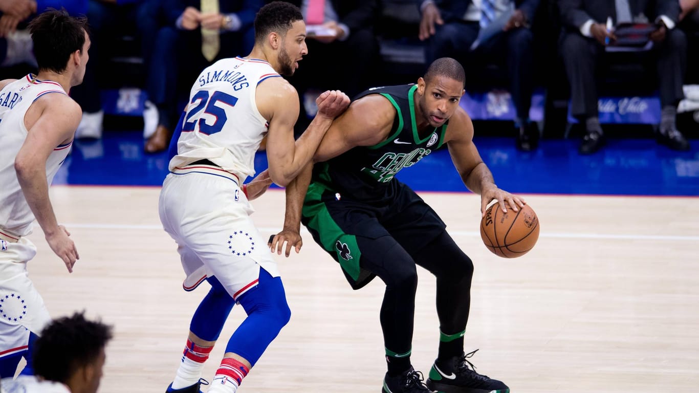 Duell aus der letzten Saison: Philadelphias Simmons (li.) gegen Bostons Horford.