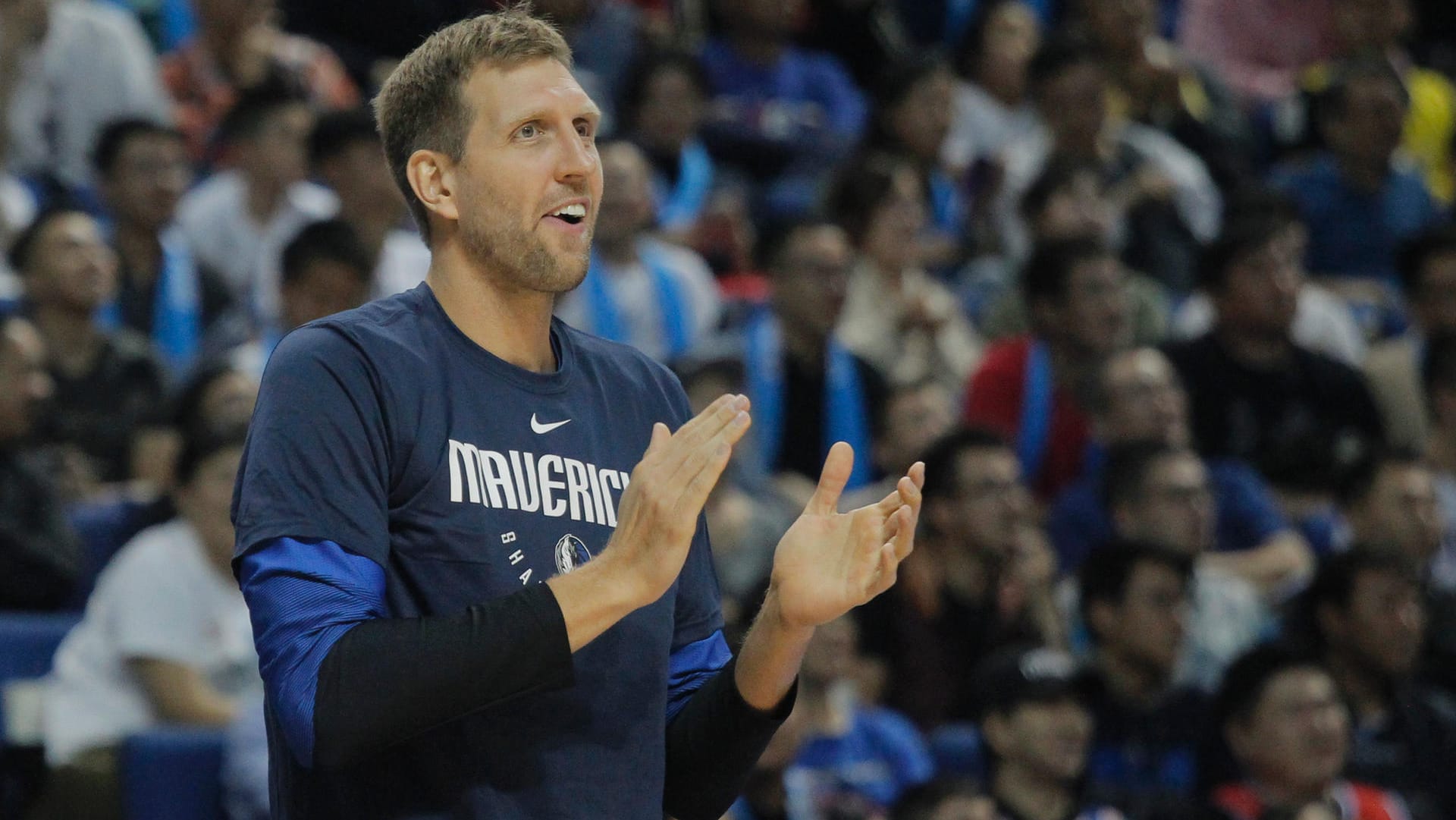 Neue Rolle: Dirk Nowitzki ist in seiner 21. Saison "nur" noch Ersatzspieler.