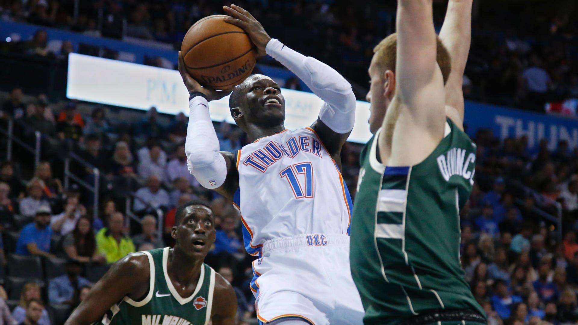 Neues Trikot: Dennis Schröder spielt nun für die Oklahoma City Thunder.