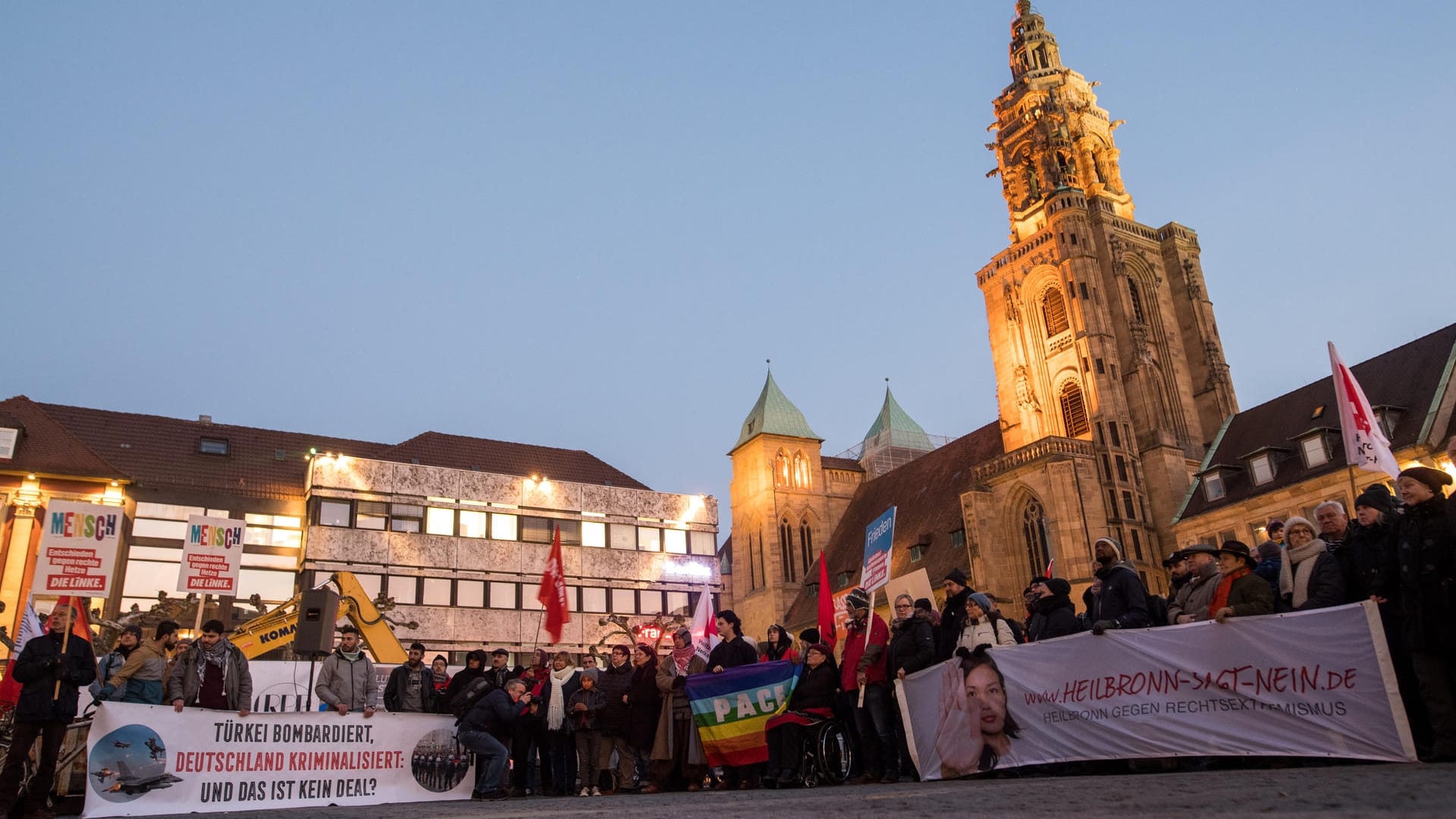 Mahnwache nach Messerangriff auf drei Flüchtlinge: Der Verdächtige hat die Taten eingeräumt.