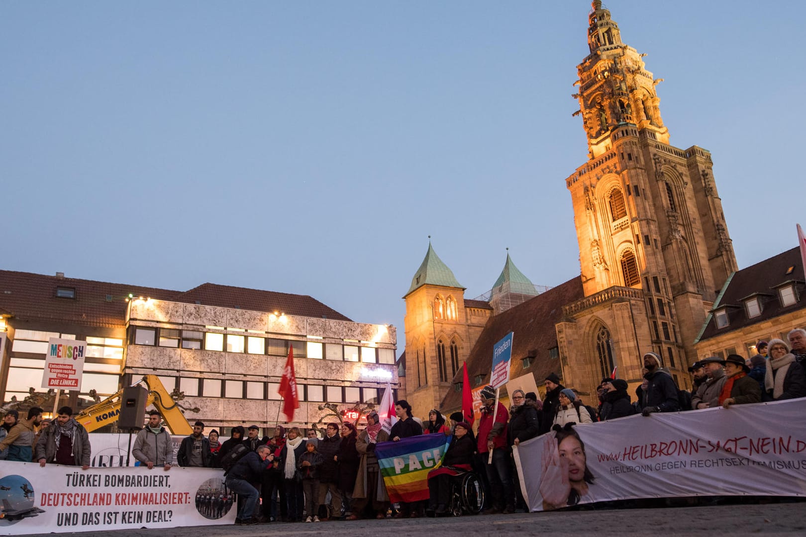 Mahnwache nach Messerangriff auf drei Flüchtlinge: Der Verdächtige hat die Taten eingeräumt.