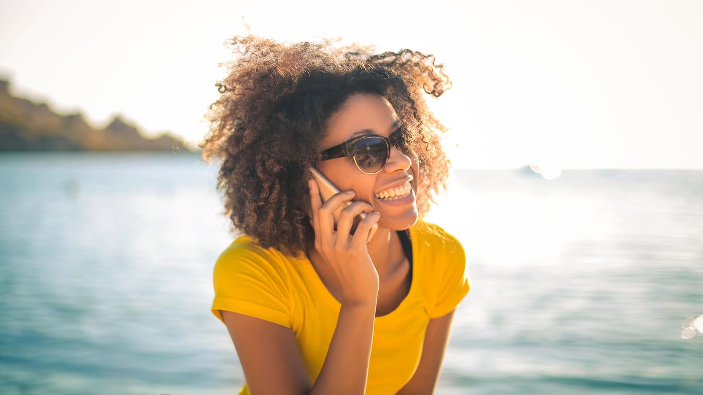 Eine Frau telefoniert mit dem Smartphone: Prepaid-Tarife bieten auch Flatrate-Angebote.
