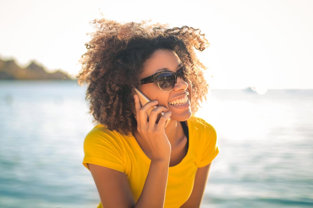 Eine Frau telefoniert mit dem Smartphone: Prepaid-Tarife bieten auch Flatrate-Angebote.