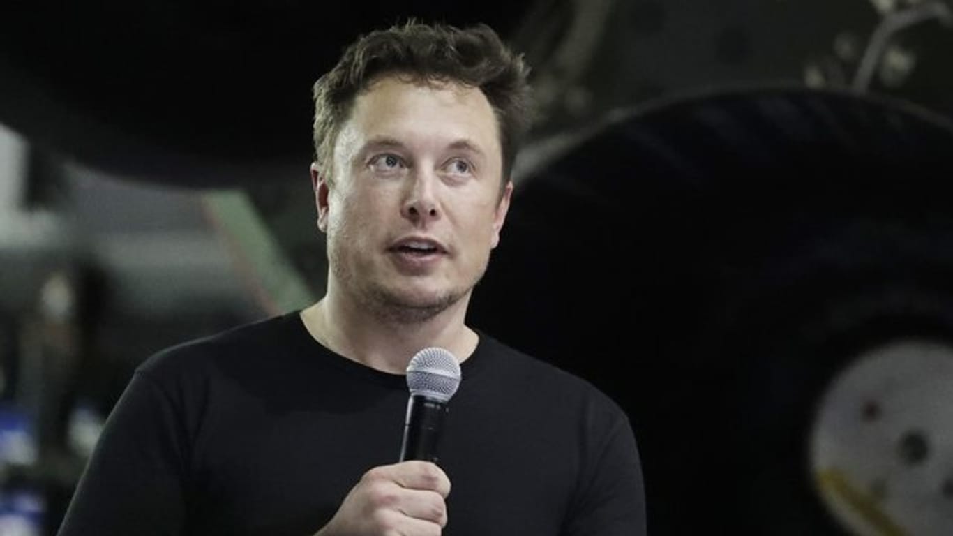 Der Tech-Milliardär Elon Musk tüftelt offenbar in größerem Stil daran, die Bordcomputer in Teslas Elektroautos zu Videospielkonsolen umzurüsten.