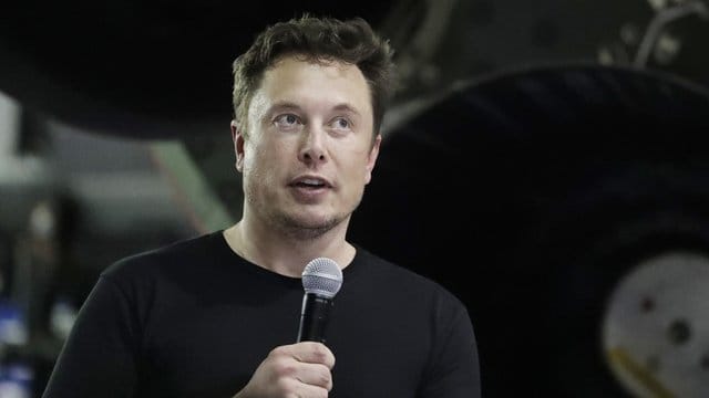 Der Tech-Milliardär Elon Musk tüftelt offenbar in größerem Stil daran, die Bordcomputer in Teslas Elektroautos zu Videospielkonsolen umzurüsten. Der Tech-Milliardär Elon Musk tüftelt offenbar in größerem Stil daran, die Bordcomputer in Teslas Elektroautos zu Videospielkonsolen umzurüsten.