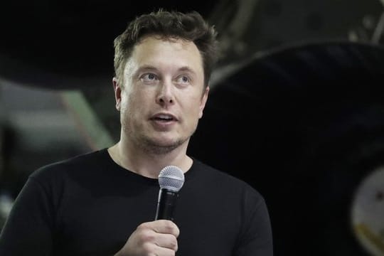Der Tech-Milliardär Elon Musk tüftelt offenbar in größerem Stil daran, die Bordcomputer in Teslas Elektroautos zu Videospielkonsolen umzurüsten.