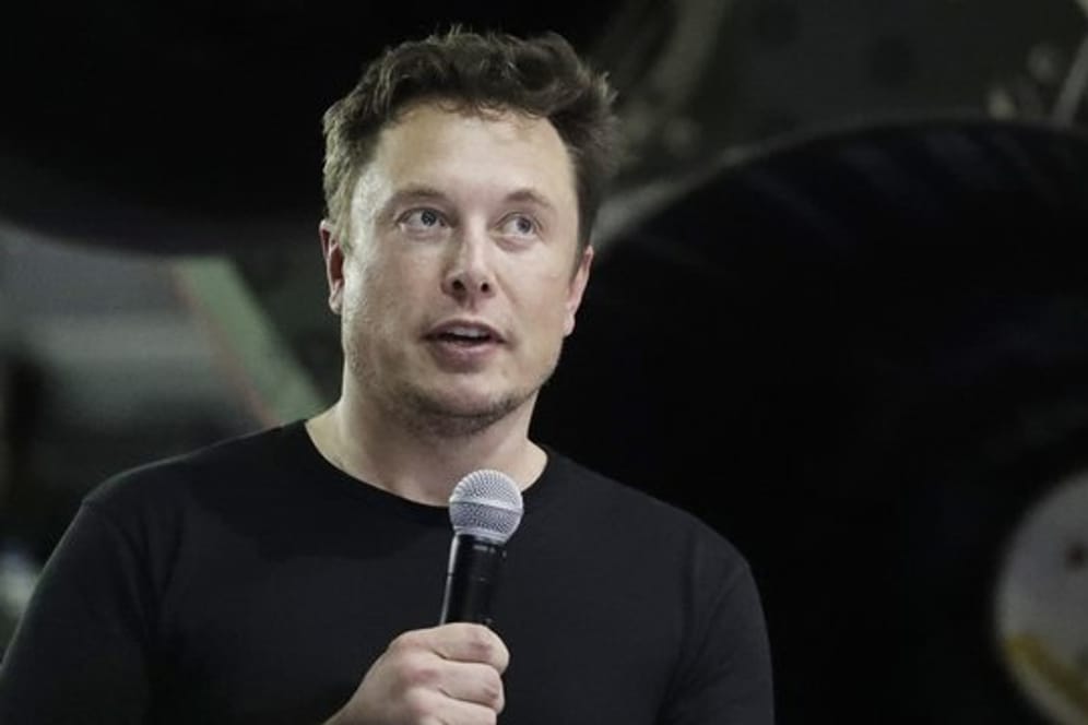 Der Tech-Milliardär Elon Musk tüftelt offenbar in größerem Stil daran, die Bordcomputer in Teslas Elektroautos zu Videospielkonsolen umzurüsten.