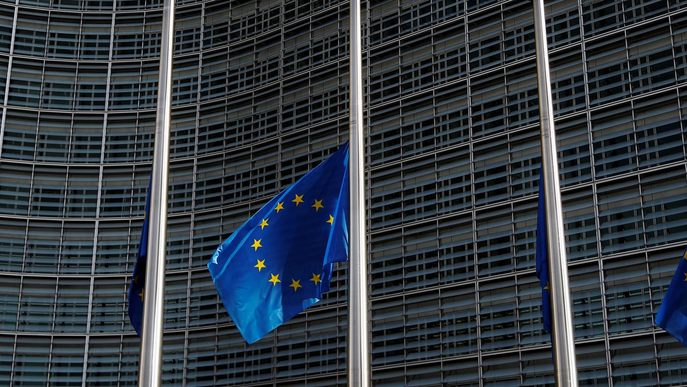 Eine EU-Flagge vor dem Sitz der Kommission: Weiterhin verhandeln EU und Großbritannien darüber, wie ein Brexit aussehen könnte.