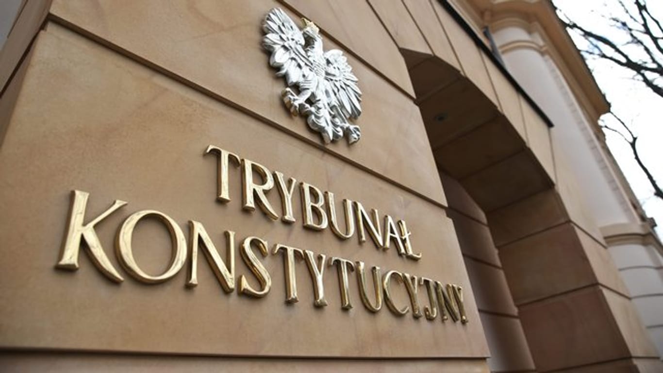 Verfassungsgericht in Warschau: Das wegen der Justizreformen gegen Polen eingeleitete EU-Strafverfahren tritt auf der Stelle.