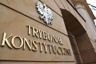 Verfassungsgericht in Warschau: Das wegen der Justizreformen gegen Polen eingeleitete EU-Strafverfahren tritt auf der Stelle.