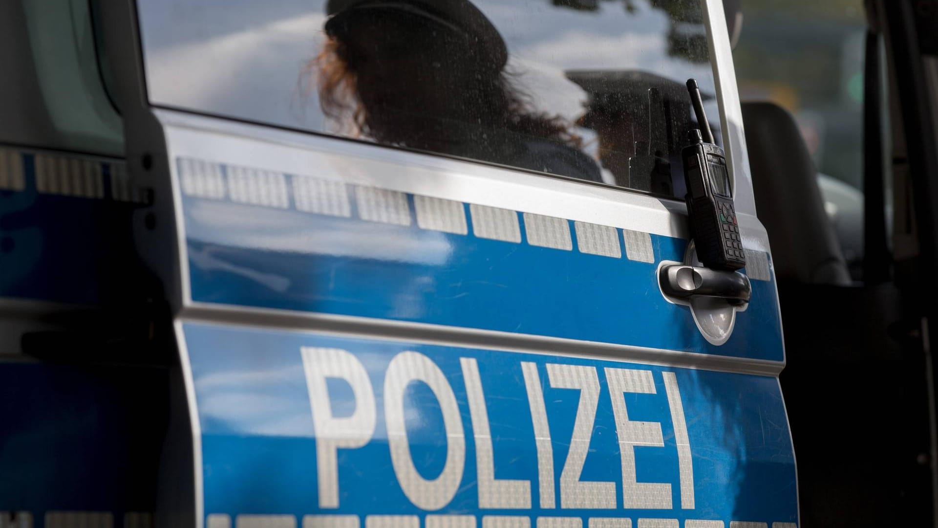 Ein Polizeiwagen: Die Polizei sperrte das Gebiet weiträumig ab, um Spuren zu sichern. (Symbolbild) Ein Polizeiwagen: Die Polizei sperrte das Gebiet weiträumig ab, um Spuren zu sichern. (Symbolbild)