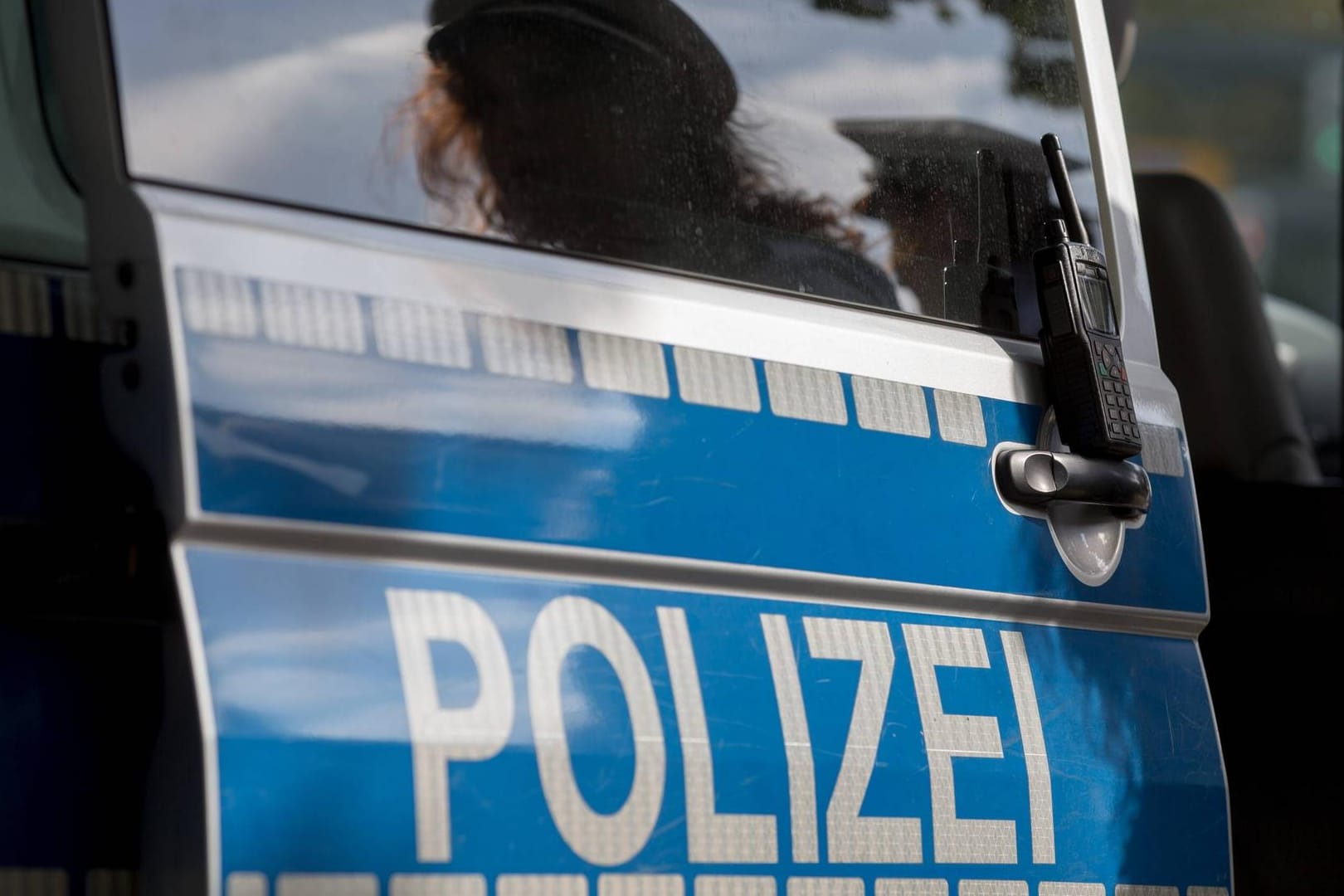 Ein Polizeiwagen: Die Polizei sperrte das Gebiet weiträumig ab, um Spuren zu sichern. (Symbolbild)