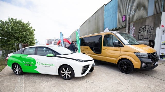 Ein Elektro-Sammeltaxi der VW-Tochter Moia und ein Fahrzeug von Clever Shuttle (l) auf dem New Mobility Day in Hamburg. Ein Elektro-Sammeltaxi der VW-Tochter Moia und ein Fahrzeug von Clever Shuttle (l) auf dem New Mobility Day in Hamburg.