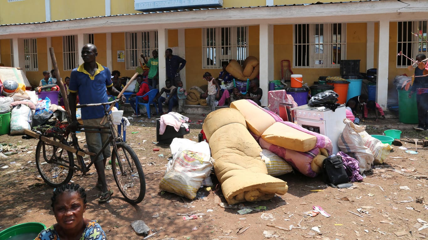 Kongolesische Migranten an der Grenze zu Angola: Die Menschen müssen auf der Straße schlafen, ihren Besitz schleppen sie mit sich mit.