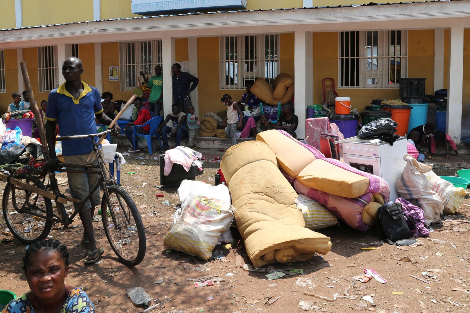 Kongolesische Migranten an der Grenze zu Angola: Die Menschen müssen auf der Straße schlafen, ihren Besitz schleppen sie mit sich mit.