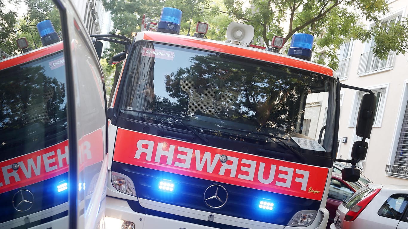 Löschfahrzeug der Feuerwehr im Einsatz: Wegen des Feuers sei das betroffene Zimmer nicht mehr zu bewohnen.
