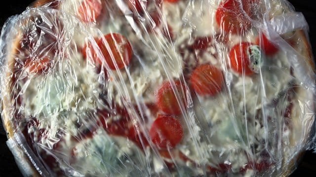 Fertiggerichte wie Tiefkühlpizza sollen in Zukunft weniger Fett, Salz und Zucker enthalten.